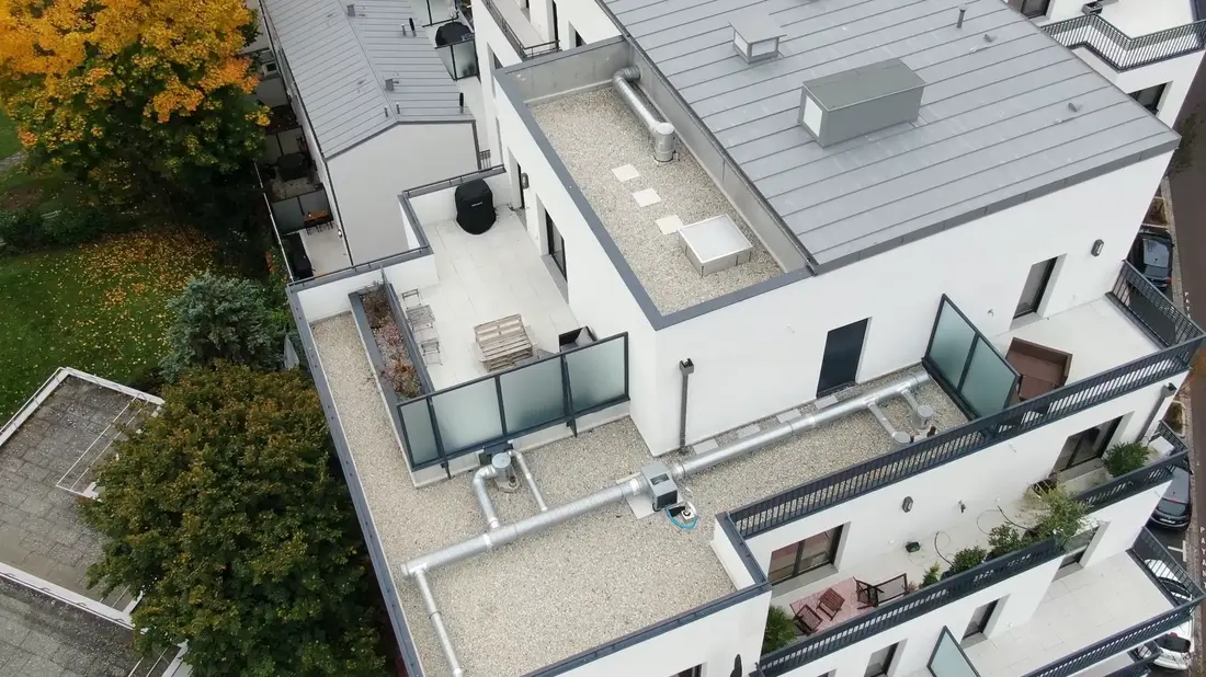 Toiture-terrasse avec protection gravillonnée et réseaux techniques