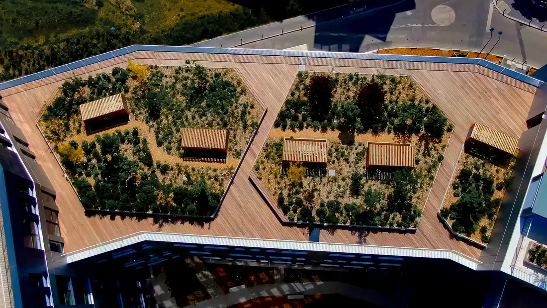 Terrasse en lames bois avec jardins suspendus